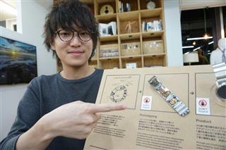 社内研修でウェナリストの試作品をつくったソニーの対馬哲平統括課長＝東京都港区