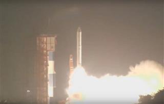 ＮＥＣの地球観測衛星「アスナロ２」を搭載して打ち上げられた宇宙航空研究開発機構（ＪＡＸＡ）の小型ロケット「イプシロン」３号機＝１８日、鹿児島県肝付町の内之浦宇宙空間観測所（ＪＡＸＡテレビから）