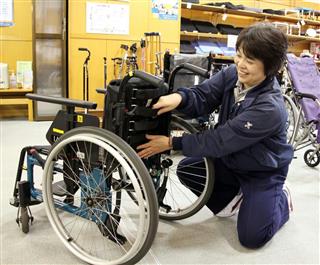 乗る人の背中のカーブに合わせ、背もたれの張り具合を調節できるタイプの車いすを見せる佐藤史子さん＝横浜市