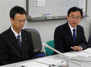 二輪車の燃費の誤記載について説明するヤマハ発動機の斎藤順三上席執行役員(右)=19日、東京都港区 二輪車の燃費の誤記載について説明するヤマハ発動機の斎藤順三上席執行役員(右)=19日、東京都港区