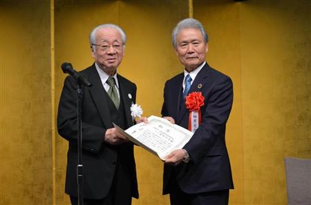 経団連会長に財界賞を贈呈 Sankeibiz サンケイビズ