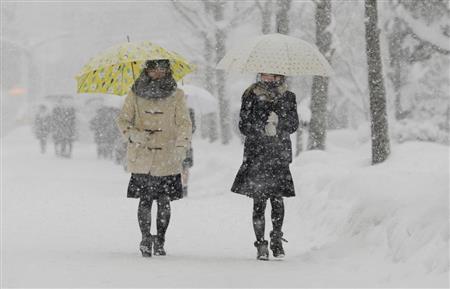 大雪の中、歩く学生＝１３日午前、福井市の福井大学（永田直也撮影）