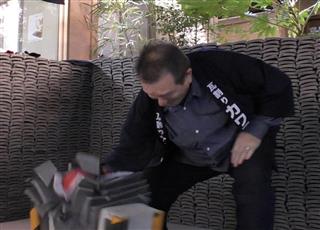 瓦割りに挑戦、見事成功した外国人観光客 瓦割りに挑戦、見事成功した外国人観光客