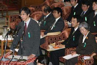 教育基本法に関する特別委員会の公聴会で、意見を述べる早稲田大学の西原博史教授=国会・第一委員室(飯田英男撮影) 教育基本法に関する特別委員会の公聴会で、意見を述べる早稲田大学の西原博史教授=国会・第一委員室(飯田英男撮影)