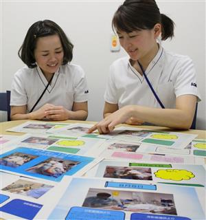 ＩＣＵダイアリーを編集する看護師の竹村慶子さん（左）と宮本真奈美さん＝昨年１２月、兵庫県尼崎市の県立尼崎総合医療センター