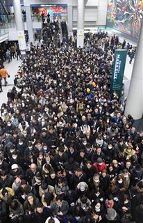 降雪の影響でホームへの入場規制となり、京王井の頭線渋谷駅に入るため並ぶ人たち=22日午後、東京都渋谷区(宮崎瑞穂撮影) 降雪の影響でホームへの入場規制となり、京王井の頭線渋谷駅に入るため並ぶ人たち=22日午後、東京都渋谷区(宮崎瑞穂撮影)