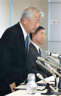 リニア中央新幹線工事の談合事件を受け、記者会見で辞任を表明した大林組の白石達社長(左)と社長に就任する蓮輪賢治氏=23日午後、東京都港区(飯田英男撮影) リニア中央新幹線工事の談合事件を受け、記者会見で辞任を表明した大林組の白石達社長(左)と社長に就任する蓮輪賢治氏=23日午後、東京都港区(飯田英男撮影)