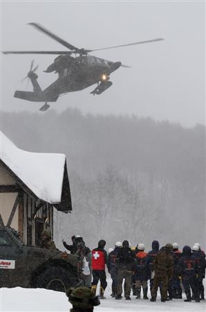 スキー客らの救助にあたる自衛隊のヘリコプター＝２３日午後、群馬県草津町（福島範和撮影）