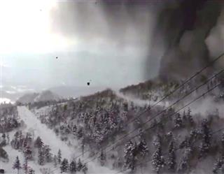 噴煙に覆われるスキー場をとらえた草津白根山ゴンドラ雲上ライブカメラの映像。噴石とみられるものが写っている（ユーチューブから）