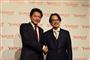 ヤフーの新社長に就任する川辺健太郎副社長(右)と宮坂学社長＝２４日、東京都港区