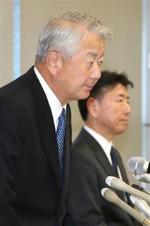 記者会見で辞任を表明した大林組の白石達社長（左）と社長に就任する蓮輪賢治氏＝２３日、東京都港区