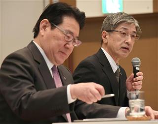 会見する左から、日本航空の植木義晴社長と次期社長の赤坂祐二常務執行役員整備本部長＝２４日、東京都品川区