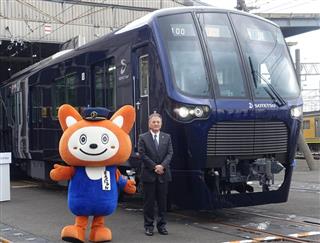 新車両を前にする相鉄の滝沢秀之社長ら＝神奈川県海老名市（那須慎一撮影）