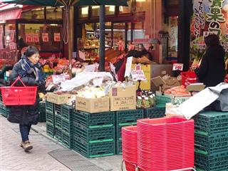 スーパー店頭で品定めする買い物客。消費者の節約志向は根強い=東京都杉並区 スーパー店頭で品定めする買い物客。消費者の節約志向は根強い=東京都杉並区