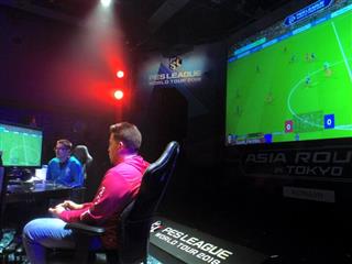 大きなスクリーンに投影された対戦を見て観客は展開に一喜一憂する