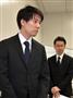 会見に臨むコインチェックの和田晃一良社長（手前）と大塚雄介ＣＯＯ＝２６日深夜、東京都中央区（佐藤徳昭撮影）
