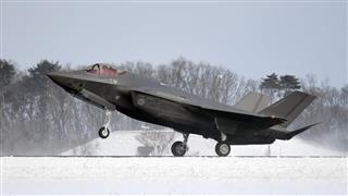 航空自衛隊三沢基地に着陸したＦ３５Ａ戦闘機＝２６日午前１１時、青森県三沢市（酒巻俊介撮影）