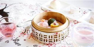 ２７階の「センスティーコーナー」で提供する「桜飲茶アフタヌーンティー」（イメージ）