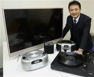 復活させたアイワブランドの液晶テレビやレコードプレーヤーなどをアピールする三井知則社長=東京都品川区 復活させたアイワブランドの液晶テレビやレコードプレーヤーなどをアピールする三井知則社長=東京都品川区