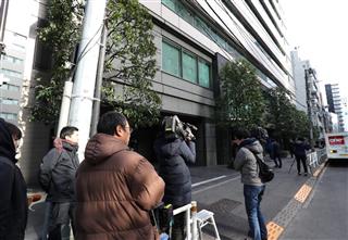 「コインチェック」の本社が入る建物の前に集まった報道陣＝２９日午後、東京都渋谷区（飯田英男撮影）