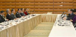 地球温暖化対策について、経団連の榊原定征会長（左から２人目）らと意見交換する中川環境相（右から２人目）＝１６日午前、東京都内