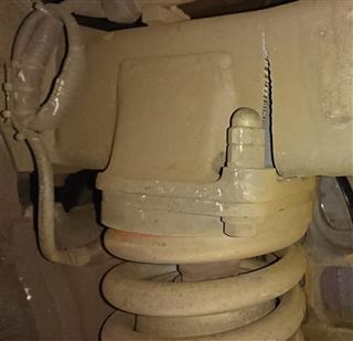 新幹線のぞみの台車に見つかった亀裂（ＪＲ西日本提供）