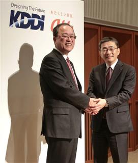 ＫＤＤＩの新社長に就任する高橋誠副社長（右）と田中孝司社長＝３１日、東京都千代田区（大坪玲央撮影）