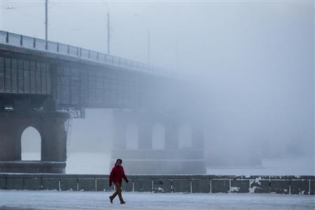 ロシア中部オムスクで、外を歩く男性＝１月２５日（タス＝共同）
