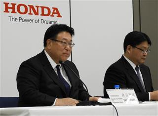 ホンダの決算説明会で会見する倉石誠司副社長（左）ら＝２日、東京都港区の本社ビル（臼井慎太郎撮影）