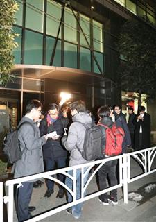 仮想通貨取引所の運営大手コインチェックの本社が入るビルに集まった利用者ら=1月26日、東京都渋谷区 仮想通貨取引所の運営大手コインチェックの本社が入るビルに集まった利用者ら=1月26日、東京都渋谷区