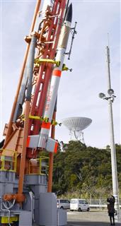 打ち上げを前に公開された電柱サイズの小型ロケット「ＳＳ５２０」５号機＝２日午後、鹿児島県肝付町の内之浦宇宙空間観測所