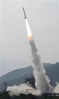 超小型衛星を搭載し打ち上げられる小型ロケット「ＳＳ５２０」５号機＝３日午後２時３分、鹿児島県肝付町の内之浦宇宙空間観測所