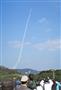 上昇する小型ロケット「ＳＳ５２０」５号機を見上げる人たち＝３日午後、鹿児島県肝付町