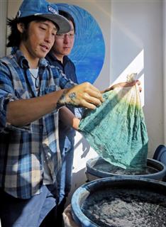 藍染め体験で、染め方を教える永原レキさん＝徳島県海陽町