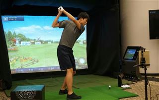 ソニーとライザップが共同開発したゴルフ・レッスン・システム＝６日、東京都港区