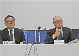 決算を説明するスバルの岡田稔明取締役専務執行役員(右)ら=8日、東京都港区 決算を説明するスバルの岡田稔明取締役専務執行役員(右)ら=8日、東京都港区