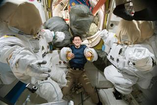 国際宇宙ステーションで、宇宙服に囲まれた金井宣茂さん＝１月（ＮＡＳＡ提供）