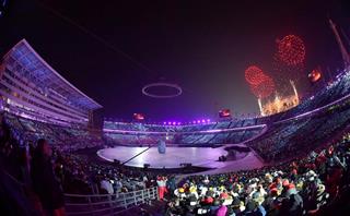 花火が打ち上げられ、平昌五輪の開会式が始まった＝９日午後、韓国・平昌五輪スタジアム（納冨康撮影）