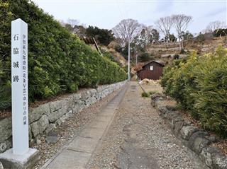 石脇城跡への登り口に建つ案内柱には「伊勢新九朗盛時（北条早雲）ゆかりの山城」とある＝焼津市石脇下