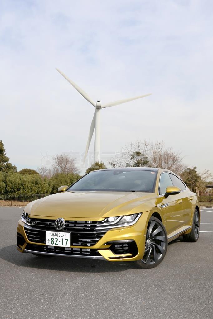 風力発電用の巨大な風車をバックに、東京・江東区の若洲公園にて。ＶＷ・アルテオン