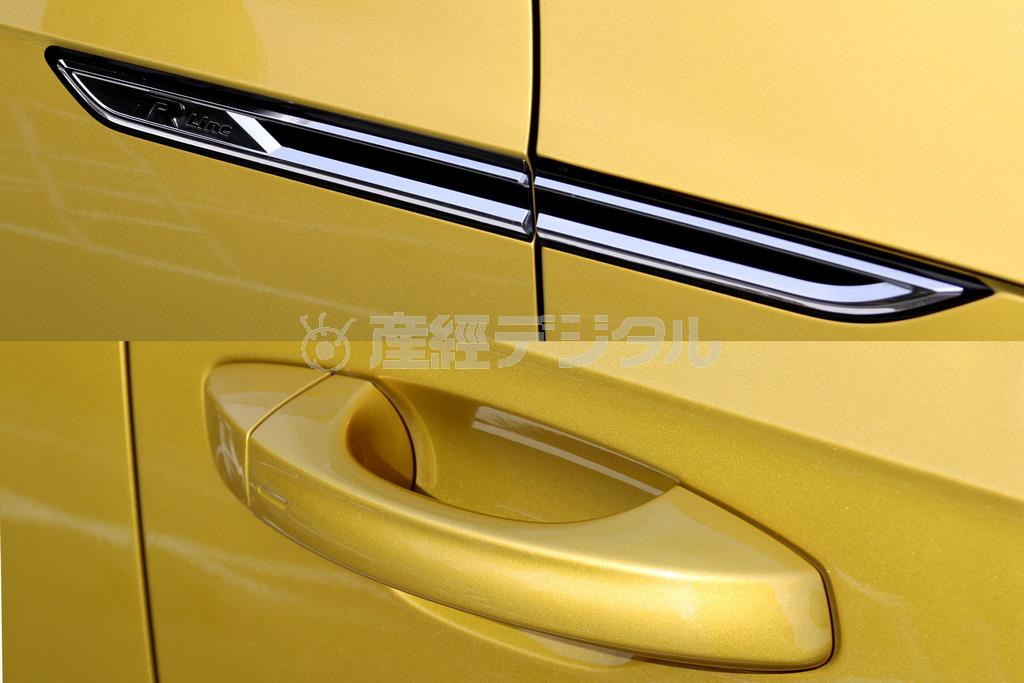 Ｒ－Ｌｉｎｅ専用のサイドモール（上）とドアハンドル。（下）ＶＷ・アルテオン