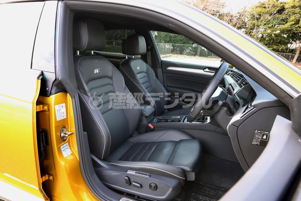 「R」マーク入り本革シートはたっぷりサイズでホールド性が高い。ＶＷ・アルテオン