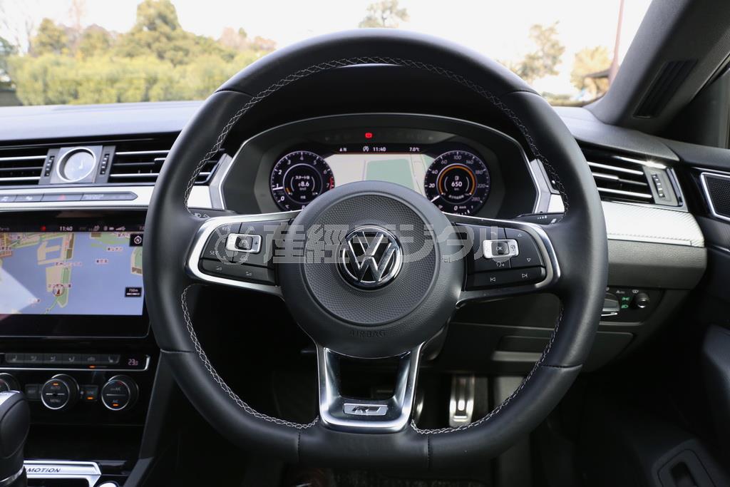 ＶＷのＧＴ、Ｒ系に採用されているＤ型ハンドル。楕円断面の太い握りが気分を高めてくれる。ＶＷ・アルテオン