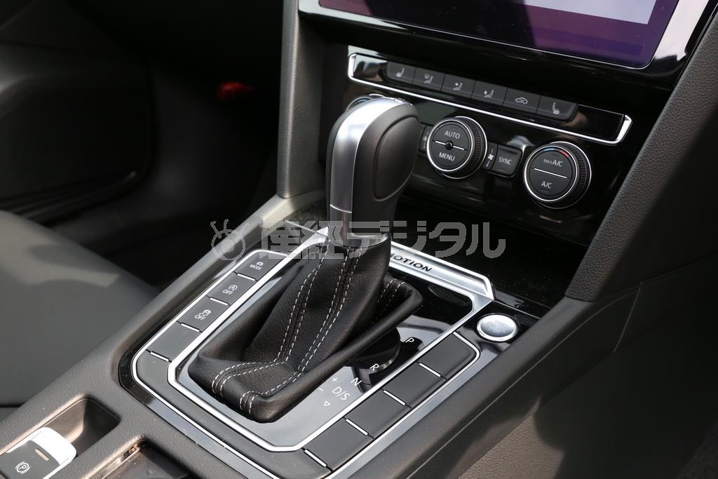 アルミと本革コンビのシフトレバー。剛性が高く、操作するたびに満足度が少しずつ上がっていく。ＶＷ・アルテオン