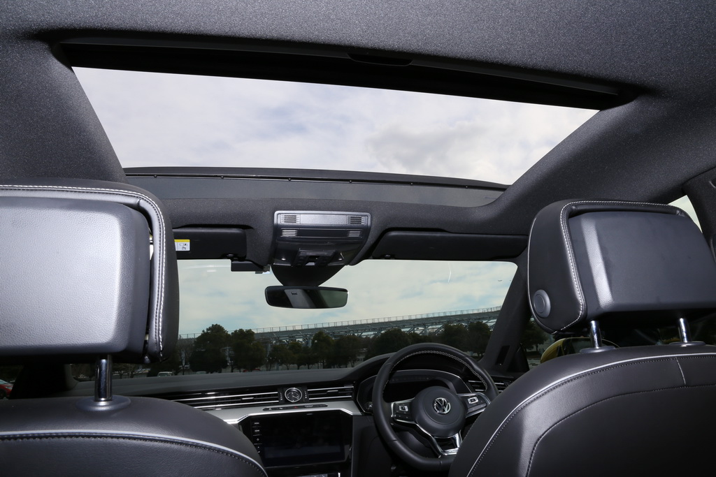 後席にも開放感をおすそ分け。ＶＷ・アルテオン