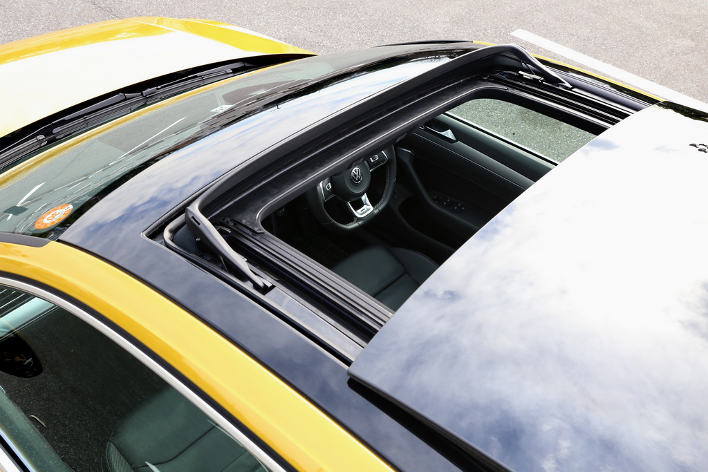 ガラスルーフの開口面積はそれほど大きくない。開かなくてもいいから、ヴァリアント系やミニバン系のようにガラス面積だけはもうちょっと広くしてほしい。ＶＷ・アルテオン