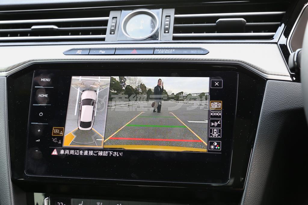 ギアをリバースに入れてバックカメラを起動。前後左右のカメラ画像をリアルタイムで合成・表示するアラウンドモニターも装備。ＶＷ・アルテオン