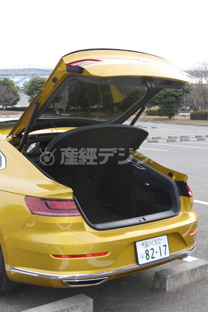 リアハッチは大きく高く開く。開口部はそこそこ低く、幅もあるので、荷物の積み下ろしはしやすそう。ＶＷ・アルテオン