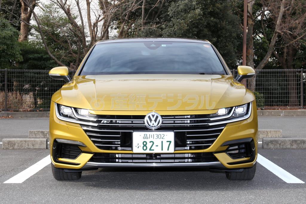 シャープな顔つき、ヘッドライトユニットのデザインや幅広の横桟グリルはトヨタ・カムリに通じるものがある。ＶＷ・アルテオン