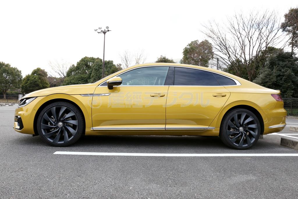 センターピラーから後ろは大胆にスラントしているが、後席の頭上空間は十分に確保されている。ＶＷ・アルテオン